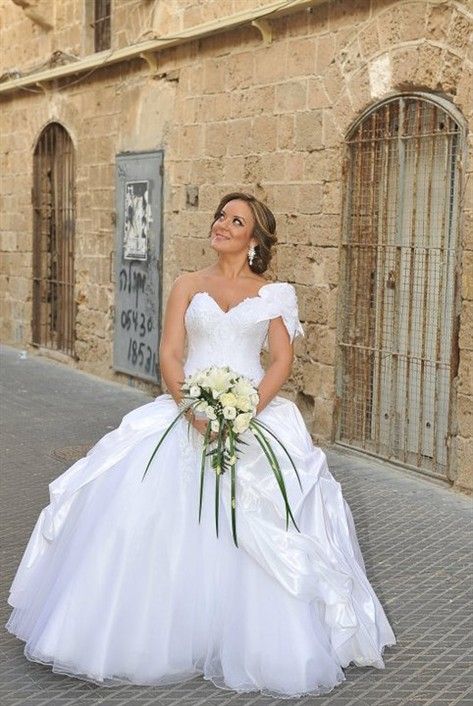 (שמלת כלה: נינה דבש, איפור ושיער: אבי מלכה, צילום: סטודיו גוונים)