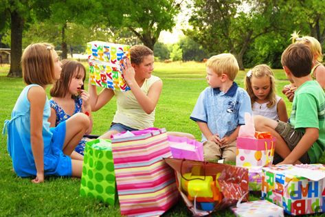 <b>אפשר גם לשבת על הדשא (צילום: shutterstock)</b>