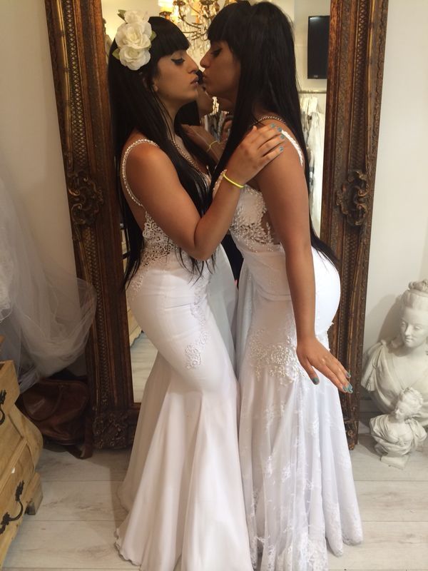 התאומות מלול עולות על שמלות כלה 1