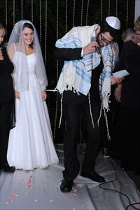 מה עושים עם שברי הכוס מהחופה?