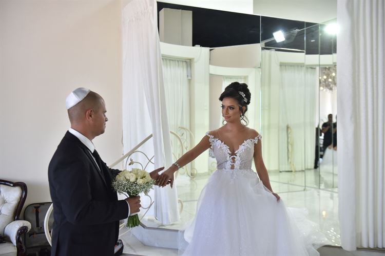 מה הדבר המרגש שעשתה הכלה הבאה בחתונתה? 1